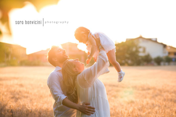 fotografia di famiglia felice nel grano