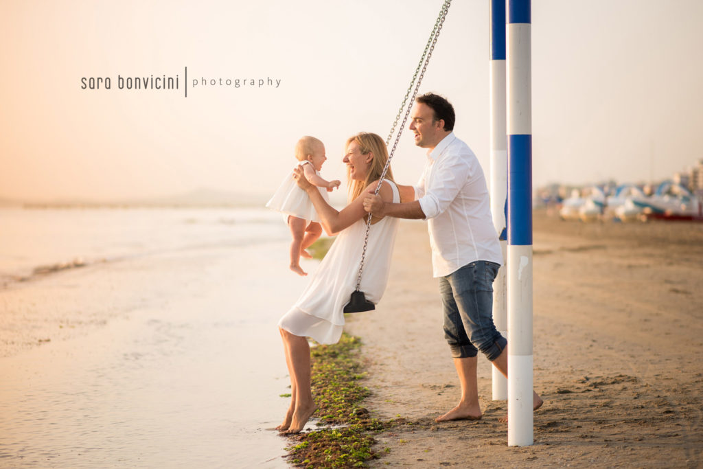 fotografia spontanea di una famiglia felice - ritratti contemporanei di famiglia 